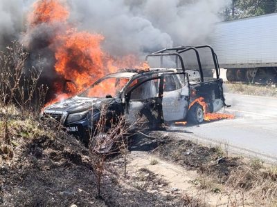 En Hidalgo, policía asegura camioneta, comando los intercepta para recuperarla y quema patrulla