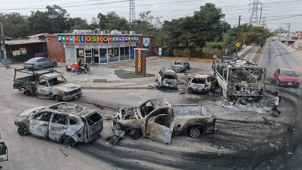 Vehículos quemados permanecieron atravesados el lunes en avenidas de Puerto Vallarta