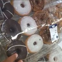 Exhiben a Sam’s Club México por “donas con pasas voladoras” (Video)