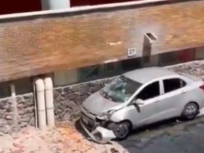 Se desprendió una parte de la fachada de la Facultad de Medicina de la UNAM; un coche resultó dañado