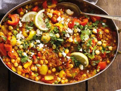 Curry de garbanzos y salchicha parrillera, una receta sabrosa y fácil para combatir el frío polar