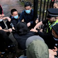 Analizan echar del Reino Unido a los diplomáticos chinos que se pelearon en Manchester