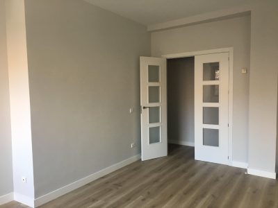 El truco infalible para aclarar las puertas de madera blancas y dejarlas relucientes