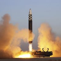 Corea del Norte vuelve a encender alertas al lanzar un misil al océano