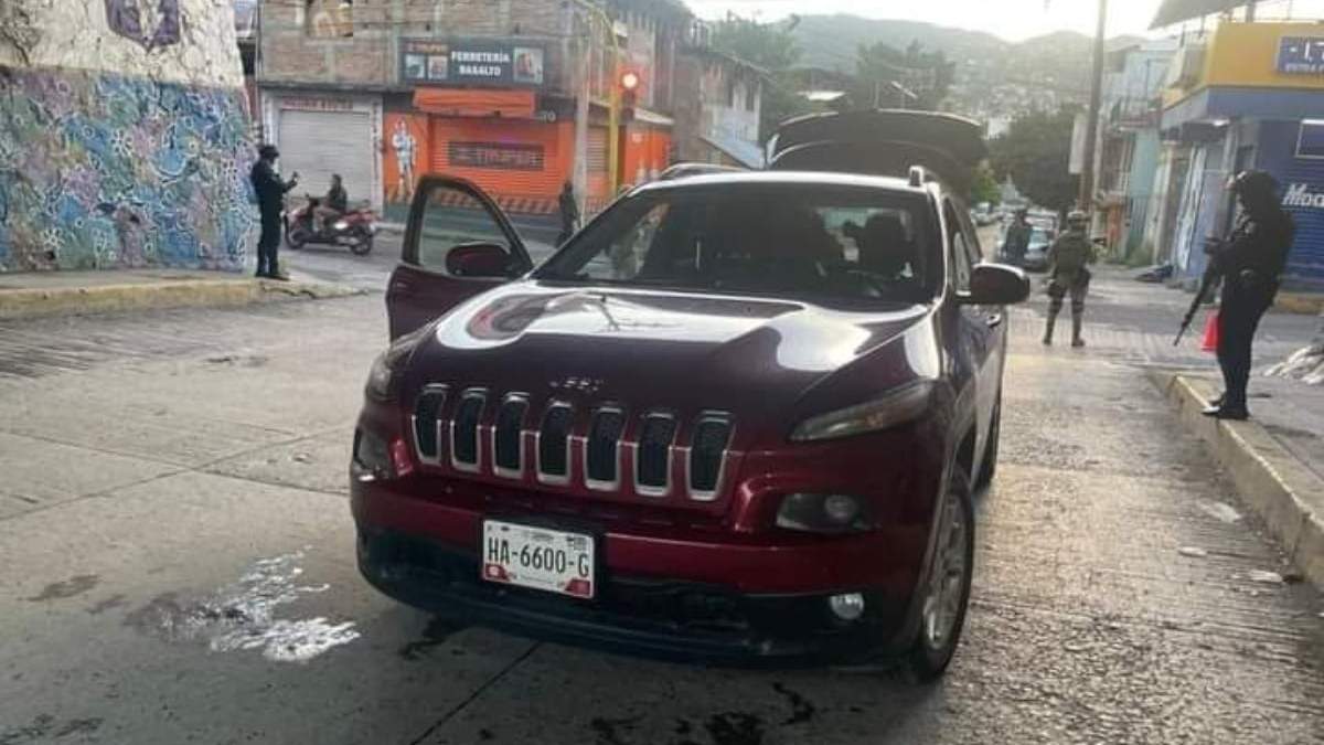 La camioneta en la que hallaron los cuerpos de dos hombres en Chilpancingo