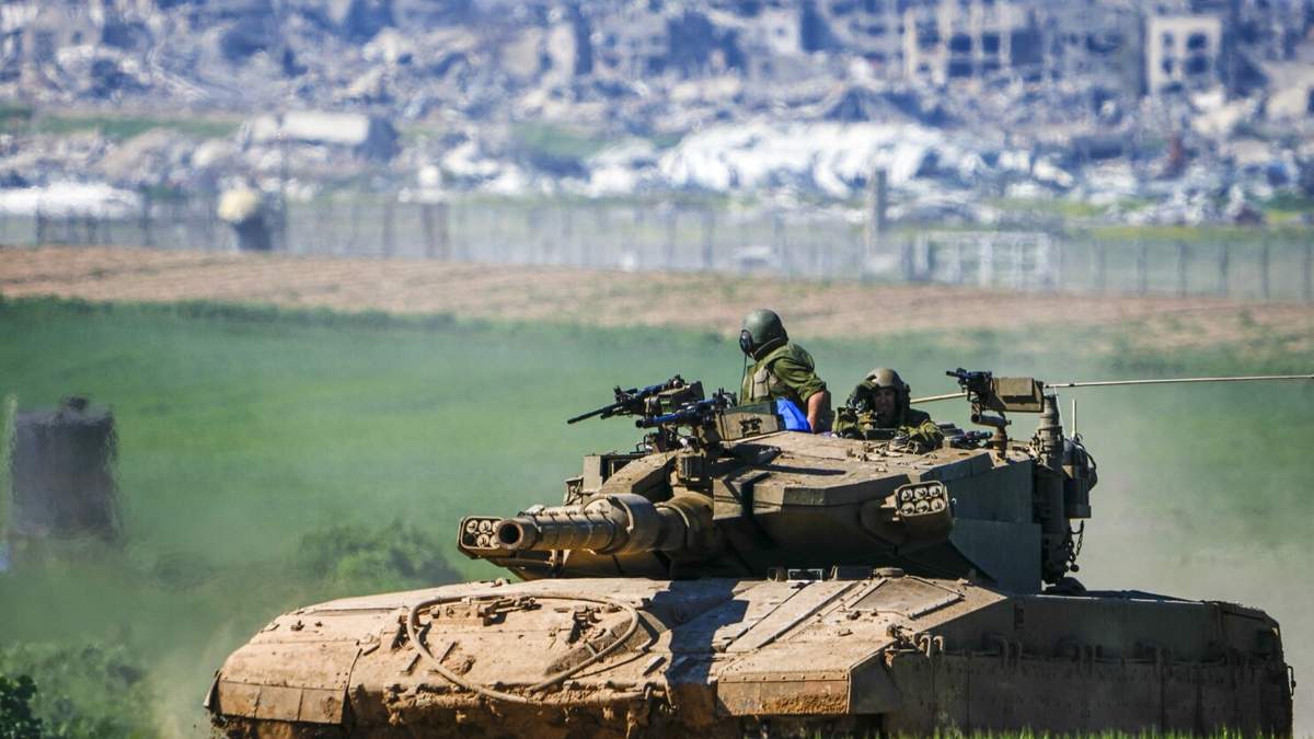 Soldados israelíes conducen un tanque en la frontera con la Franja de Gaza el domingo 11 de febrero de 2024, vistos desde el sur de Israel