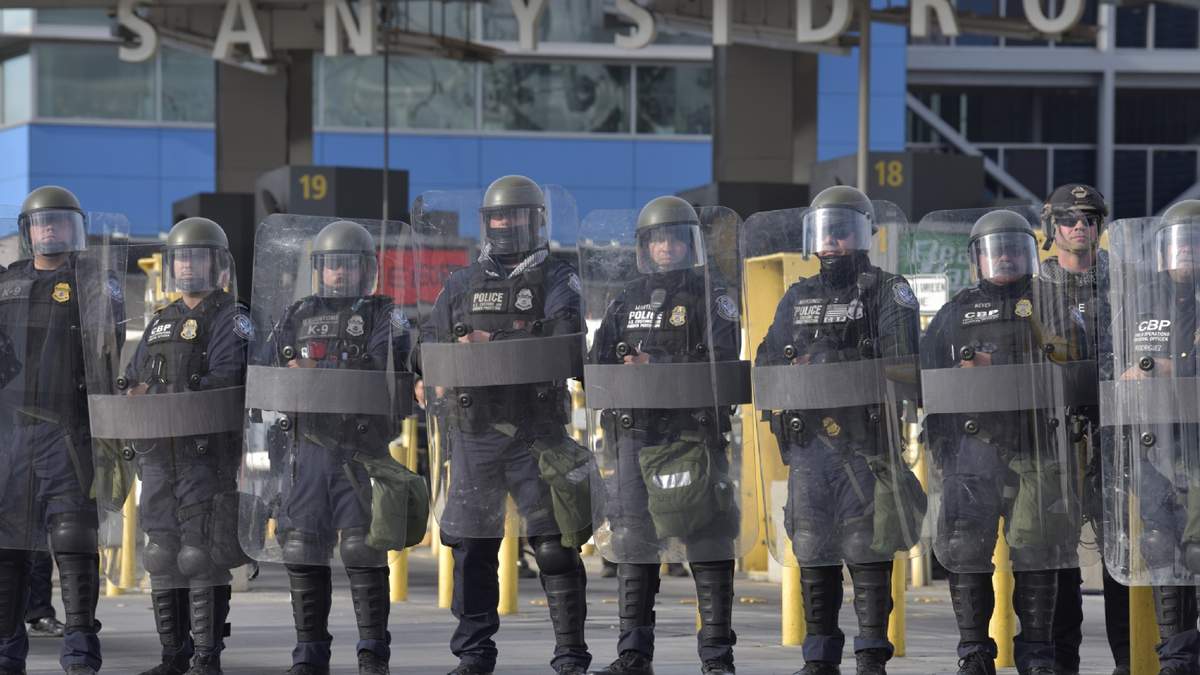 Elementos del CBP y del US Army en la garita de San Ysidro