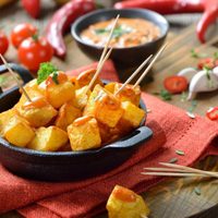 Papas super crocantes con salsa de queso: la receta simple, riquísima y rápida