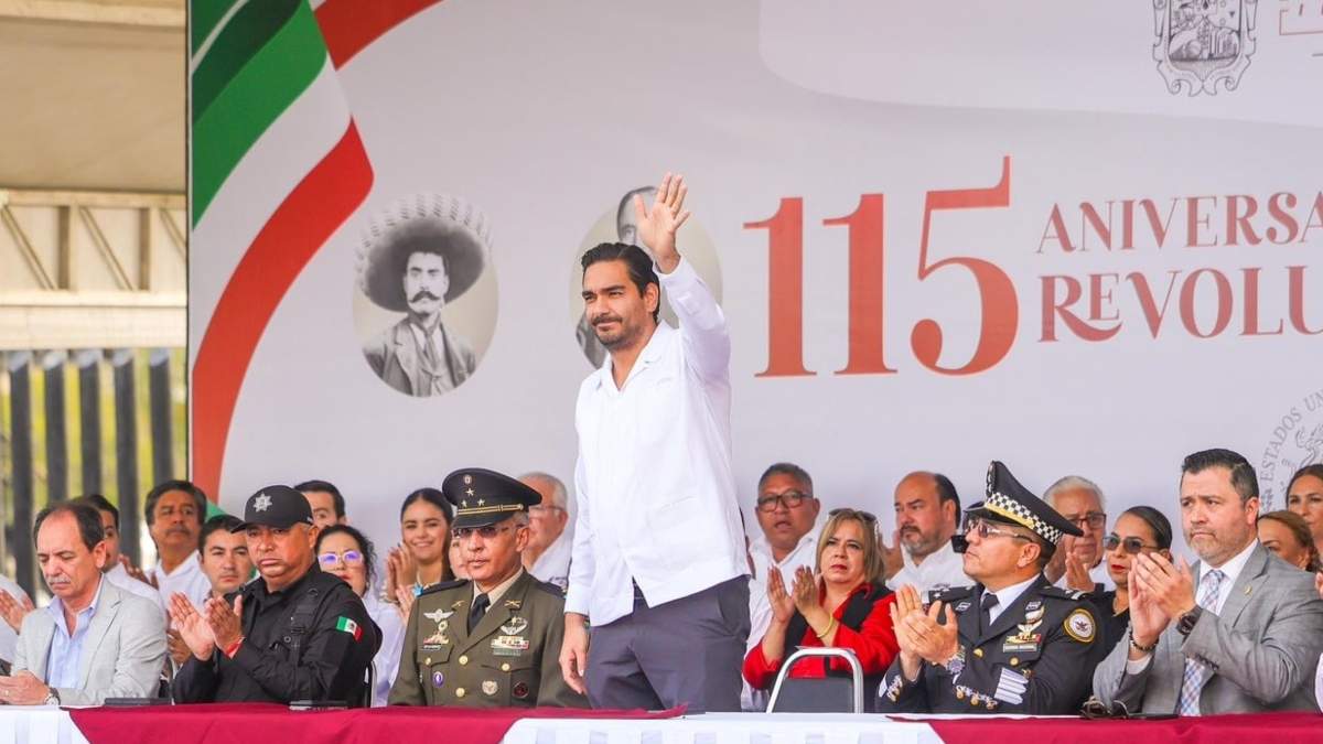 El alcalde Carlos Peña Ortiz al inicio del desfile