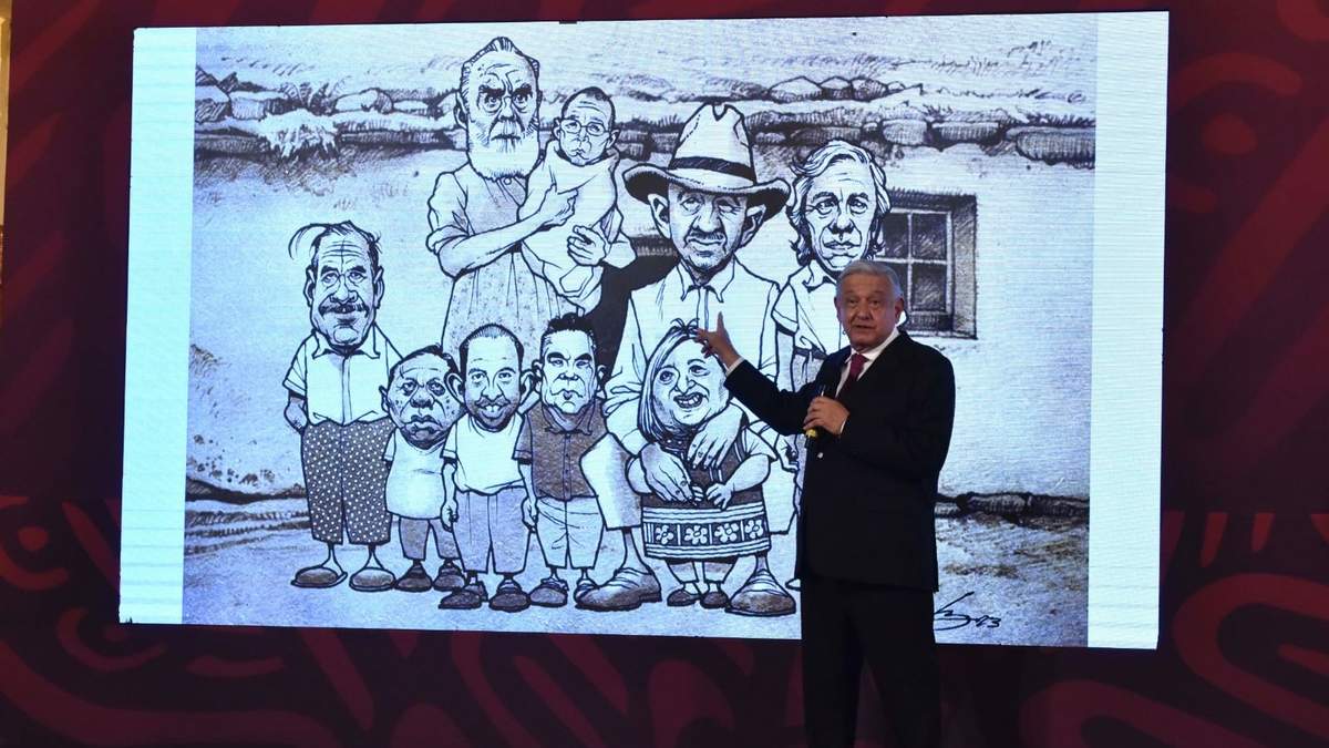 López Obrador, en la conferencia del 3 de julio de 2023, cuando presentó un cartón sobre Xóchitl Gálvez