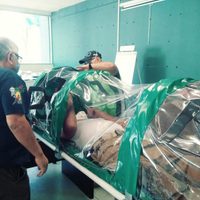 Diseñan camilla especial para trasladar pacientes de covid-19