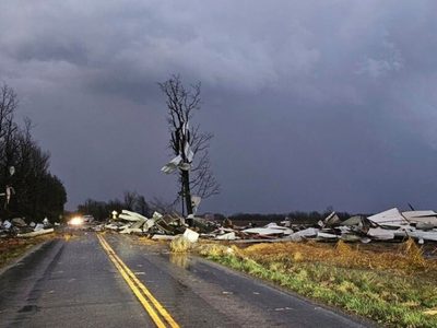 Inmensa tormenta provoca tornados e incendios en EU; hay al menos 17 muertos