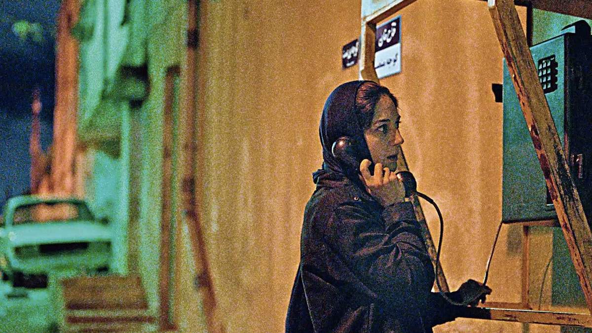 La reportera Rahimi (Zar Amir-Ebrahim)