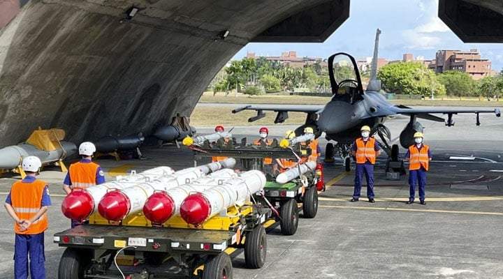 Taiwán y China realizan maniobras militares paralelas