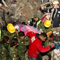 Elementos de la Sedena rescatan a mujer con vida tras terremotos en Turquía (Video)