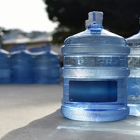 No tires el enorme bidón de agua vacío, transformalo en esta hermosa mesa ratona para tu living