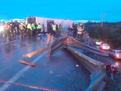 Volcadura de camión de pasajeros en Apodaca, Nuevo León, deja ocho muertos