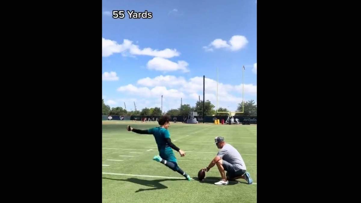 Memo Ochoa pateó unos goles de campo en las instalaciones del Houston Texans