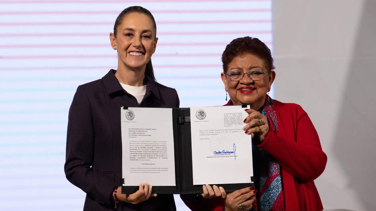 Claudia Sheinbaum firmó y envió al Senado la iniciativa de reforma que fortalece la búsqueda, localización e identificación de personas desaparecidas. La acompaña la consejera jurídica Ernestina Godoy