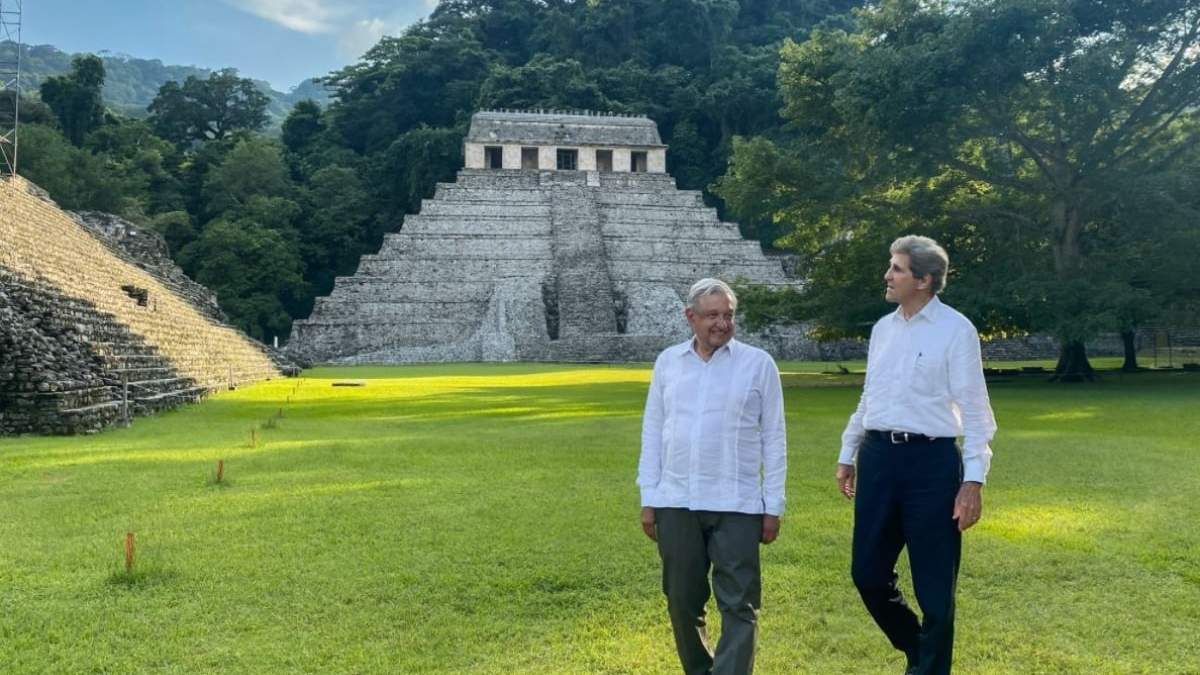 El presidente López Obrador y John Kerry en Palenque