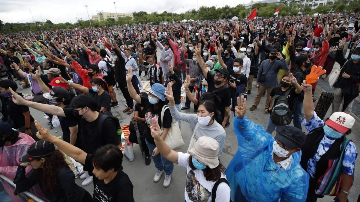 El gesto de tres dedos levantados se convirtió en símbolo de resistencia. Fuente: (Twitter)