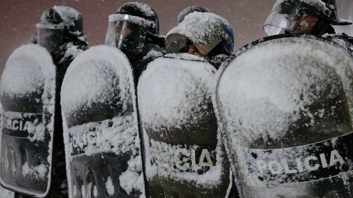 La policía hace guardia en un supermercado tras los reportes de saqueadores que intentaban acceder al local en Bariloche, Argentina
