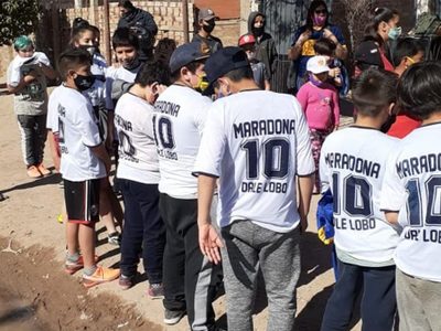Camisetas de Maradona sacaron sonrisas en un merendero neuquino