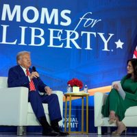 Trump cuestiona aceptación de personas trans y corteja a sus bases en acto de Moms for Liberty