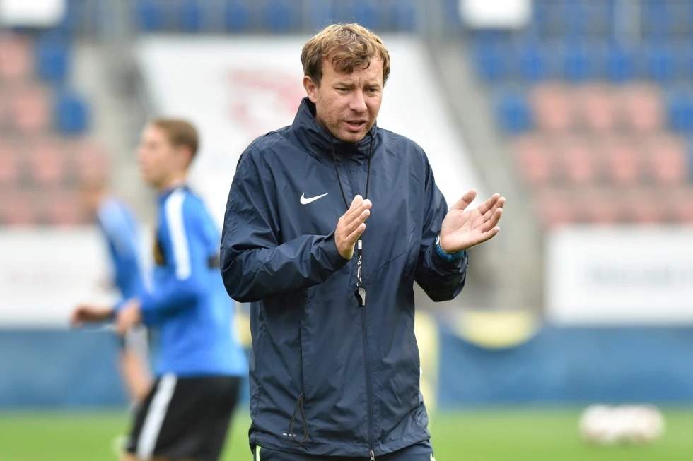 El entrenador de fútbol Petr Vlachovsky durante una sesión de práctica en Uherske Hradiste el 18 de octubre de 2018.