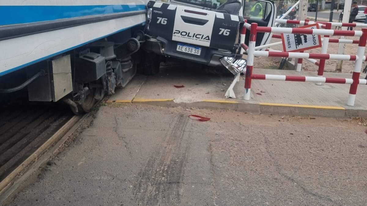El Tren del Valle embistió a un patrullero de la policía. Fuente: (Twitter).