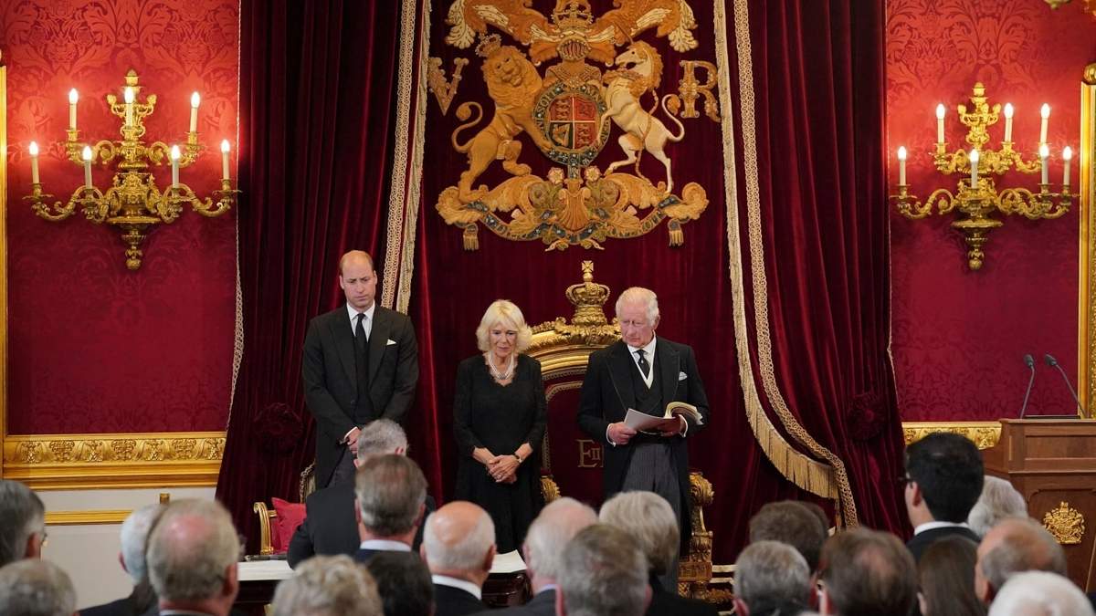 Carlos III tras ser proclamado rey