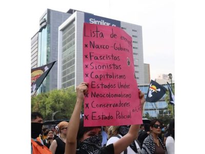 Jóvenes marchan en CDMX contra la violencia; policías les impiden llegar al Zócalo