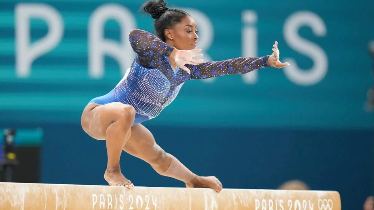 Simone Biles maravilló en la viga de equilibrio