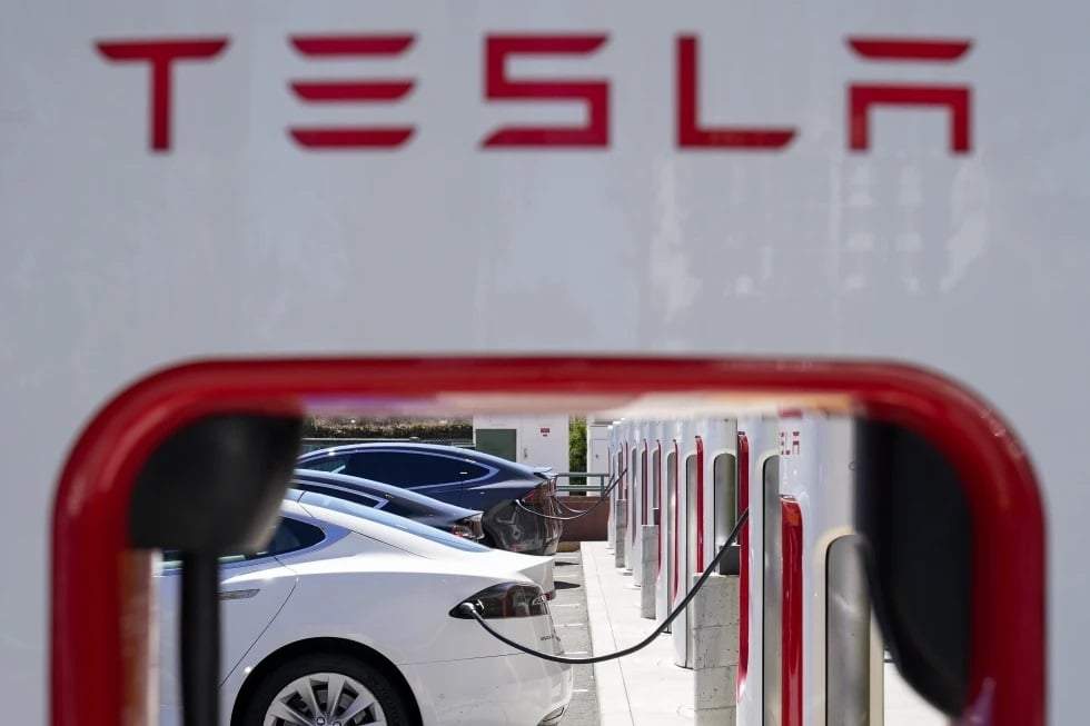 Automóviles Tesla en una estación de carga en California, el 10 de agosto de 2022