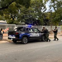 Narcos colgaron banderas con mensajes en escuelas de Rosario y crece la tensión