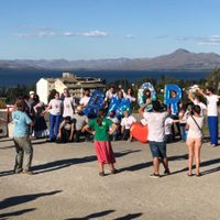 Clases de folclore en las calles de Bariloche con un fin solidario