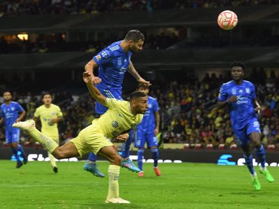 América vence 2-1 a Tigres y es el nuevo líder