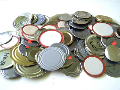 No tires las tapas de las latas: con eso y un pedazo de cartón, creá este portavelas vintage y como de revista