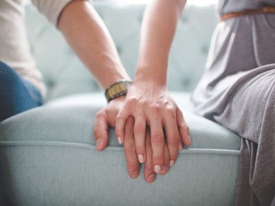 En qué consiste el pocketing, una práctica que puede destruir tu relación y no lo sabías