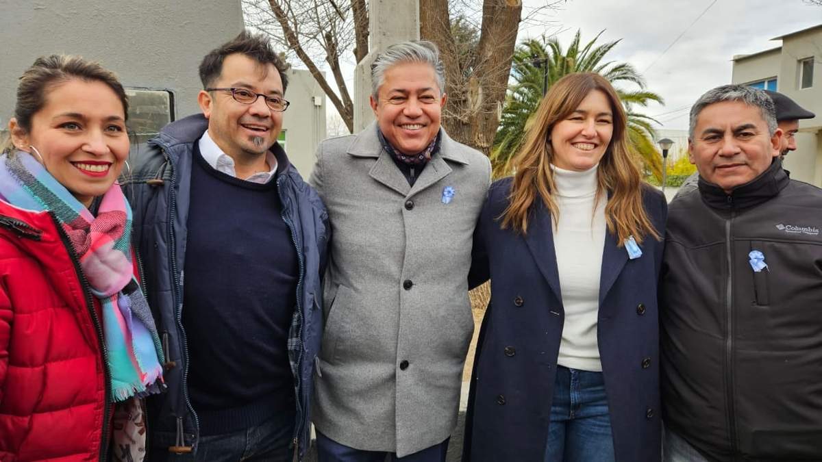 La candidata a concejal, Malena Resa, y el candidato a intendente de Comunidad, Luis Bertolini, junto a Figueroa. Fuente: (Facebook)