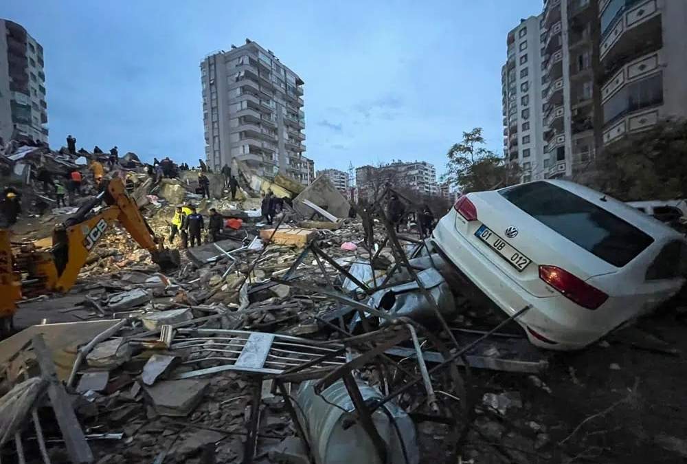 Cuadrillas de socorristas buscan entre los escombros de un edificio a sobrevivientes tras un sismo, en Adana, Turquía, el lunes 6 de febrero de 2023