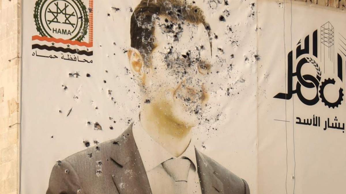 Una imagen del presidente sirio, Bashar Assad, marcada por disparos, en la oficina del gobierno provincial tras la toma de Hama por parte de la oposición, en Siria
