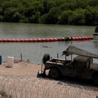 Gobierno de Biden demanda al gobernador de Texas por violar leyes federales de inmigración
