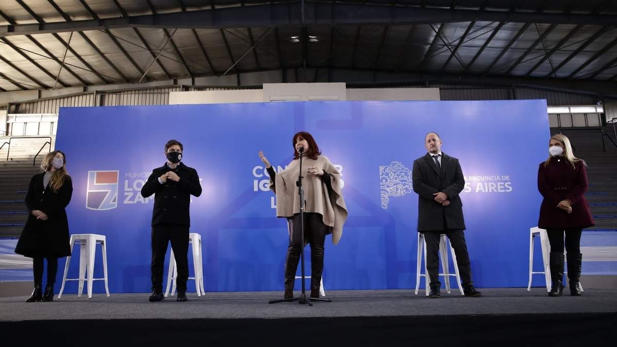 Cristina Kirchner, Axel Kiciloff y demás funcionarios en el acto del jueves. Fuente: (Twiter)