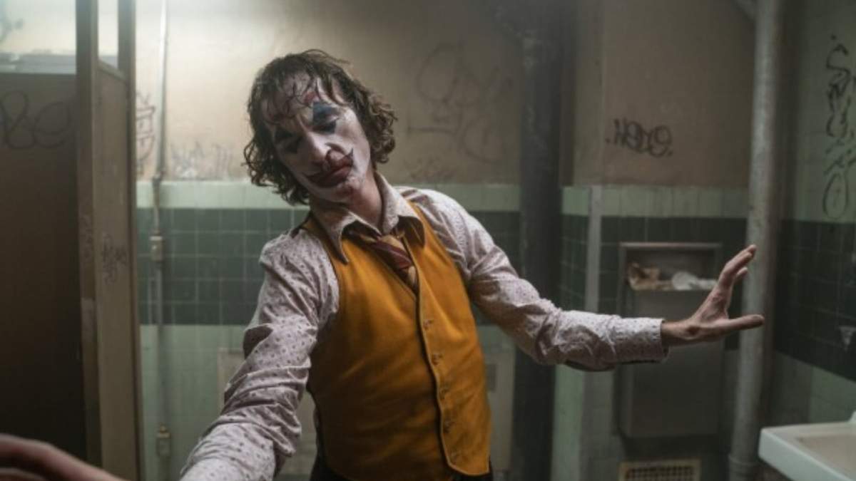 Esta imagen proporcionada por Warner Bros. Pictures muestra a Joaquin Phoenix en una escena de "Joker"