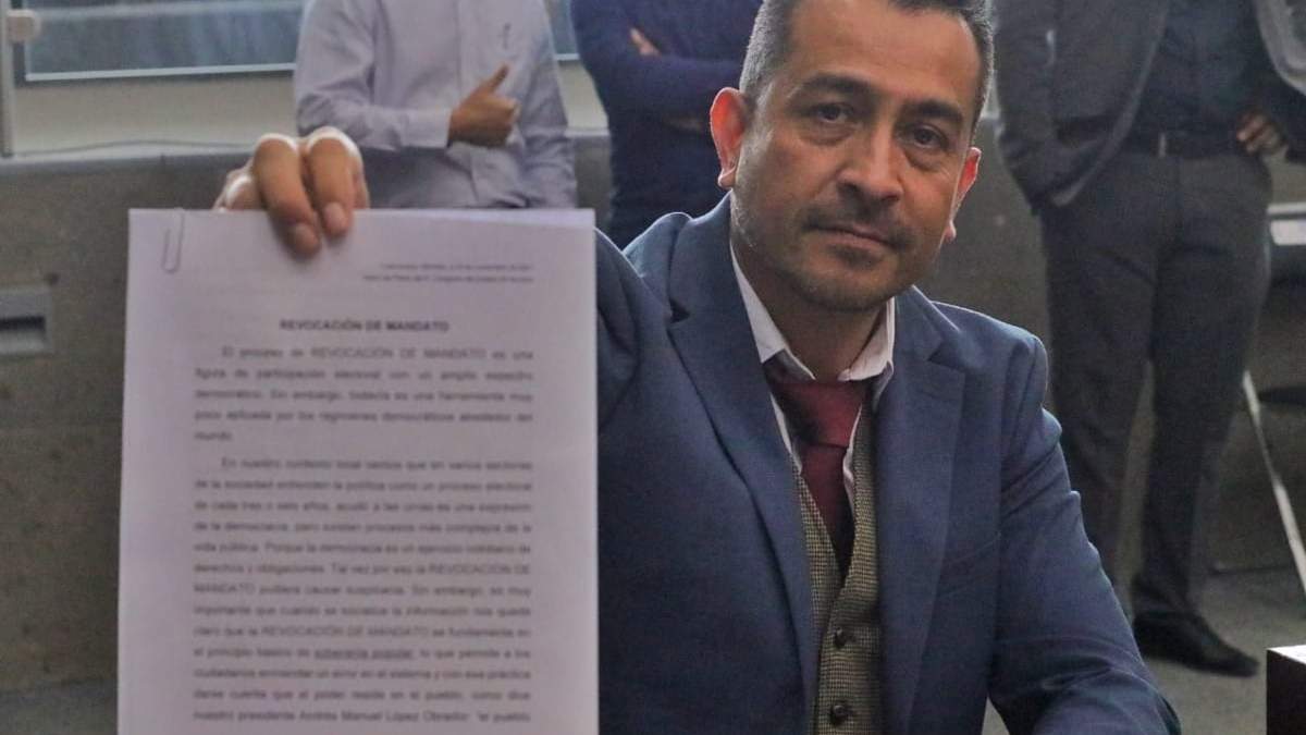 El diputado Arturo Flores Pérez muestra la iniciativa para establecer la revocación de mandato