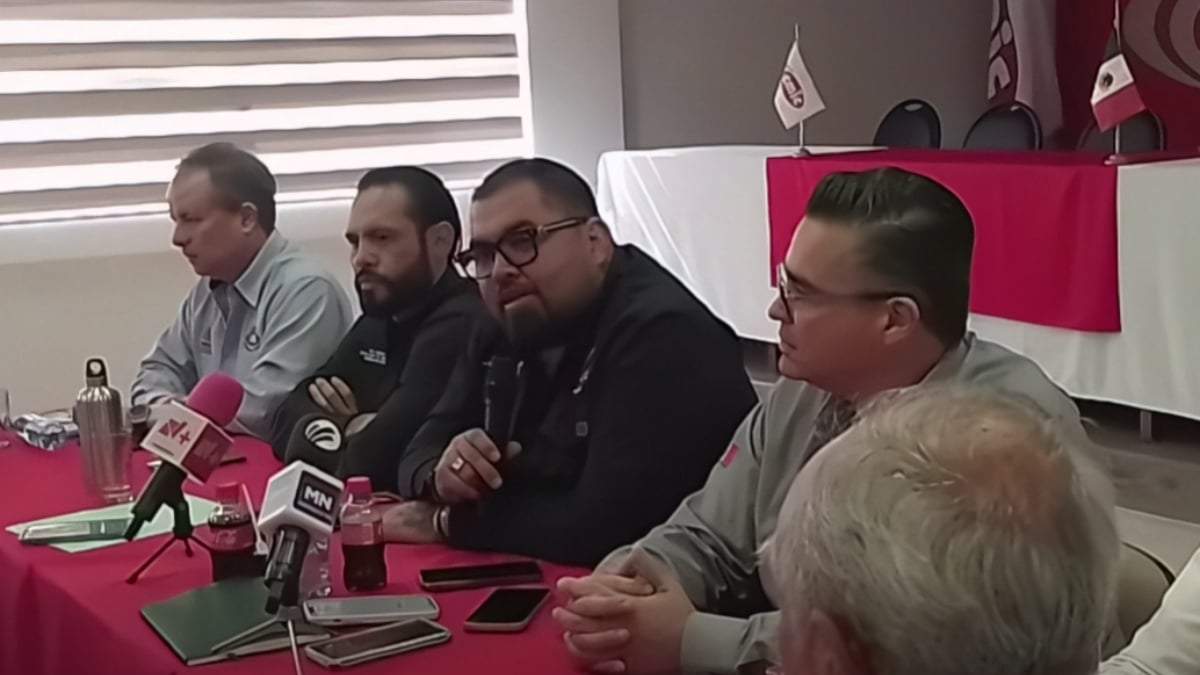 Nassael Armando Cobián Duarte (de camisa negra y lentes), secretario general de CATEM en Durango, junto a Édgar "N" alias "El Limones" (de camisa negra y barba)