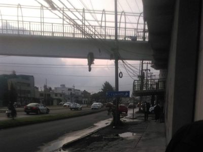 Dejan restos humanos colgados en un puente cerca de la UAEMex, en Toluca