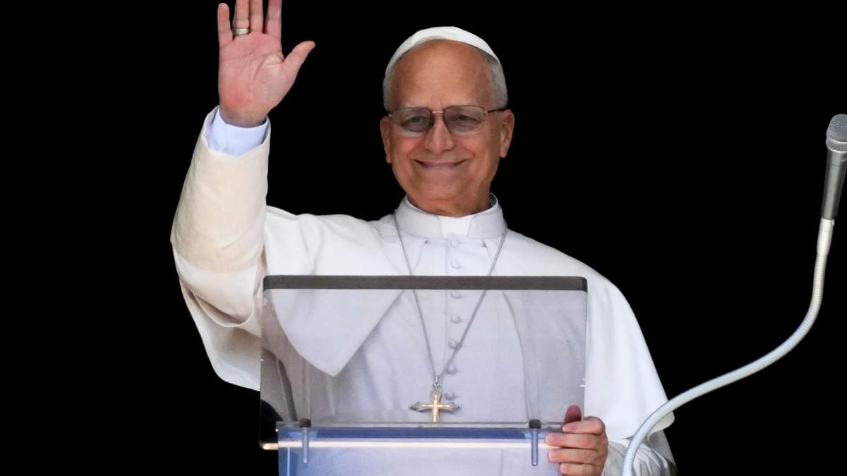 El papa León XIV ofrece su bendición mientras recita la plegaria del Angelus desde la ventana de su estudio con vistas a la plaza de San Pedro en el Vaticano, el domingo 31 de agosto de 2025