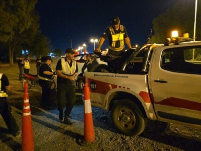 La municipalidad de Centenario realiza operativos para terminar con las ruidosas juntadas de motos